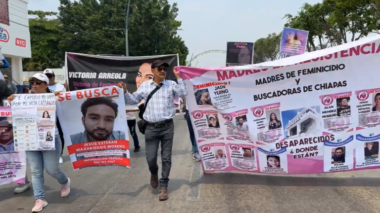 Con una protesta, decenas de mujeres mostraron carteles, cruces rosas y fotografías de sus familiares no localizados.