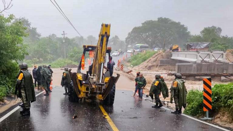 El Ejército implementó el plan DN-III-E, para rehabilitar las carreteras afectadas por las fuertes tormentas y los derrumbes.