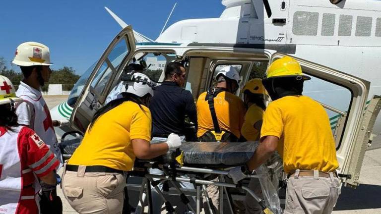 Un civil que resultó lesionado por el incendio fue trasladado en helicóptero a un hospital de Mazatlán.