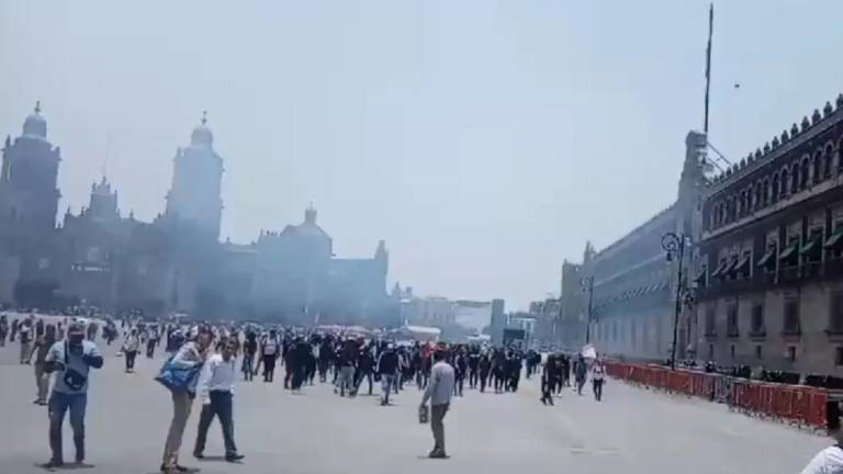 En la Ciudad de México normalistas lanzan petardos sobre Palacio Nacional.