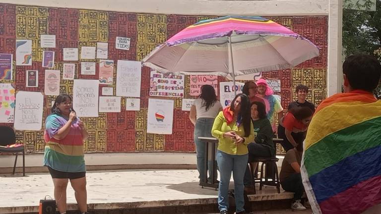 Estudiantes y profesores de la facultad de Psicología de la Universidad Autónoma de Sinaloa realizaron una manifestación.