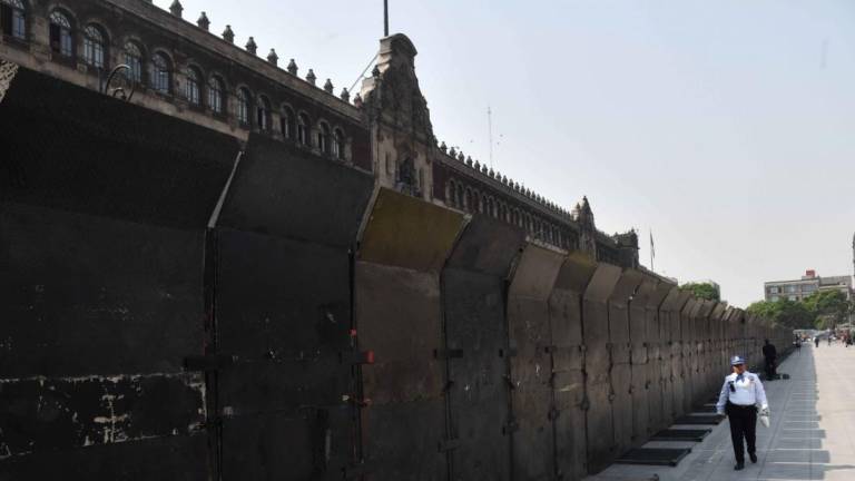 Las vallas que protegen a Palacio Nacional se van a mantener para evitar daños en el patrimonio cultural, dice el Presidente Andrés Manuel López Obrador.