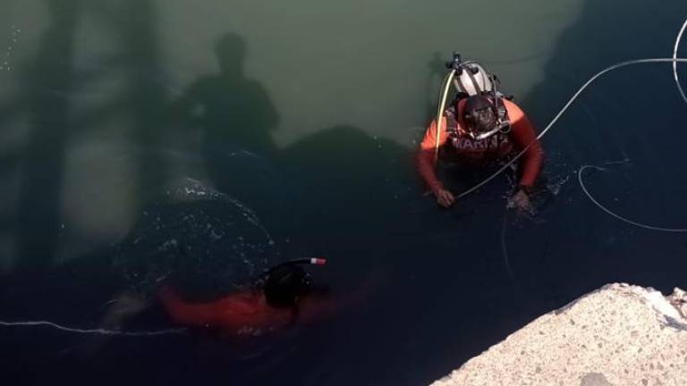 Personal de trabajos submarinos efectuó inmersiones acuáticas en el canal de navegación de Mazatlán.