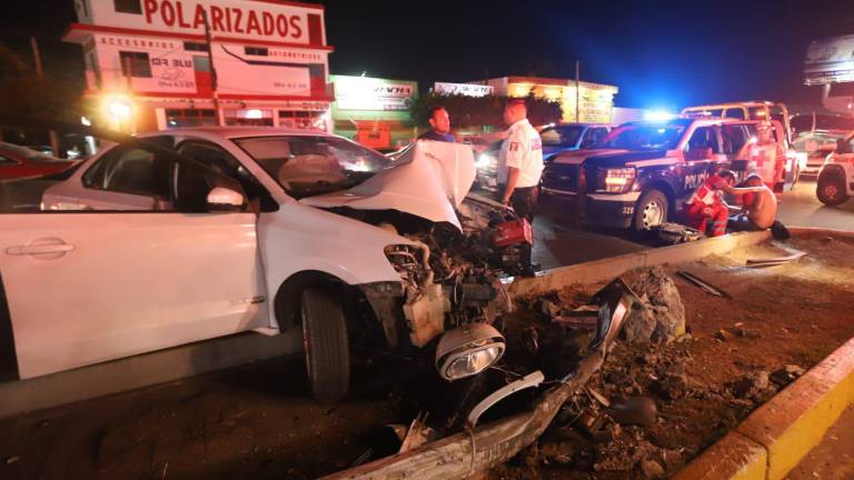 Auto se sube a camellón y derriba una luminaria en Mazatlán