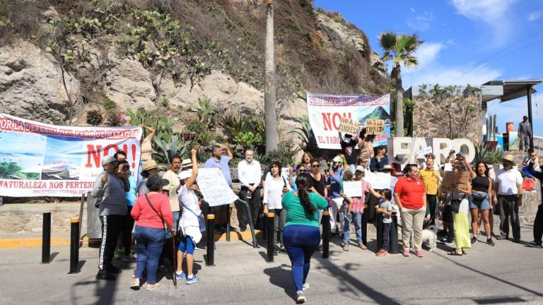 Protestan en contra de la tirolesa que se construye en El Faro Mazatlán