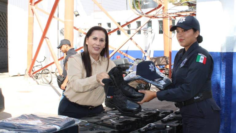 La Alcaldesa Blanca Estela García Sánchez entregó 54 uniformes a policías de Escuinapa.