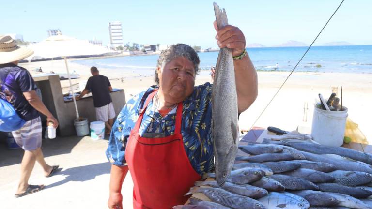 Los vendedores de pescados y mariscos de Playa Norte aseguran que las ventas nunca repuntaron.