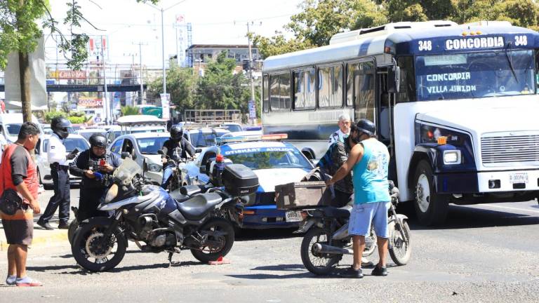 Conductor de auto se pasa el rojo y derriba a dos motociclistas en Mazatlán
