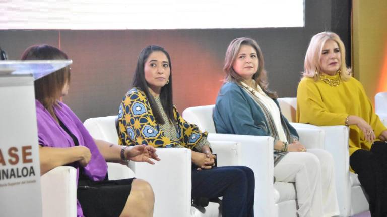 Conversatorio “Mujeres en combate a la corrupción”, encabezado por la Auditora Emma Guadalupe Félix.