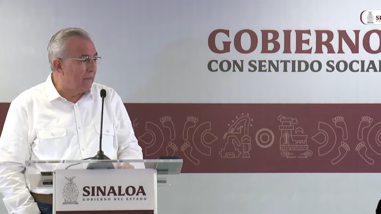 El Gobernador Rubén Rocha Moya ironizó sobre el rápido deslinde del PAS sobre las mantas.