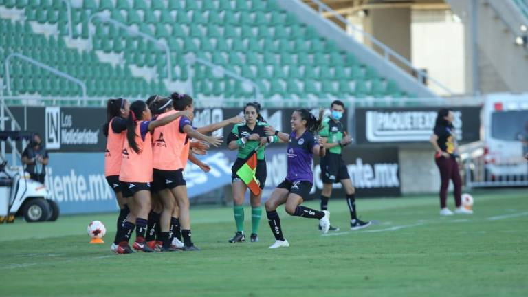 Las jugadoras de Mazatlán FC celebran una de las anotaciones con las que consiguieron el triunfo.