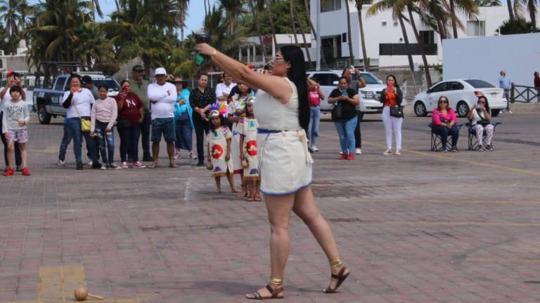 Alegna Mitzel Verastica es una joven bailarina que se preparó para hacer su primer ritual prehispánico en el Malecón de la sindicatura Altata.