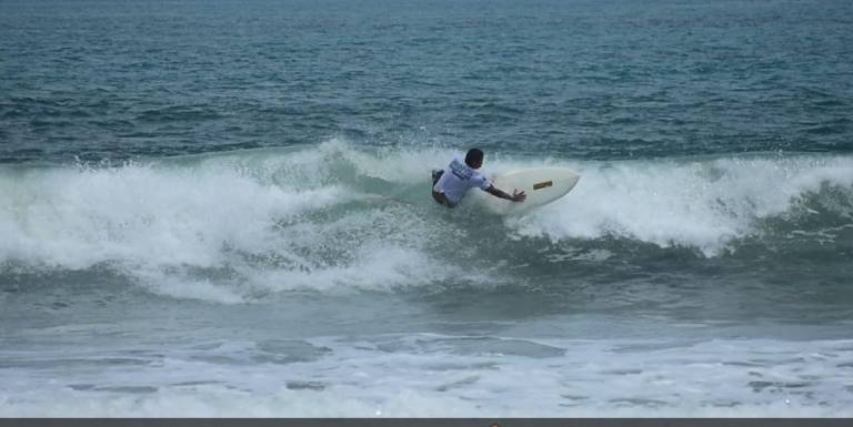 Martín “Shutama” Díaz Martínez sigue con la cosecha de buenos resultados en el para surfing.