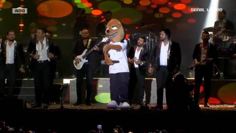 La Banda MS participa en el Festival Vive Latino, a donde acudió acompañado de una botarga de Snoop Dogg para que cantara la parte del rapero en este tema, y fue la sensación.