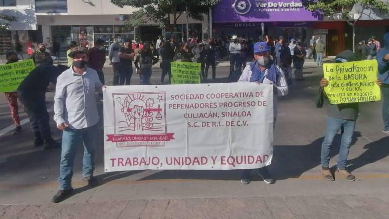 Pepenadores se manifiestan frente al Palacio Municipal de Culiacán