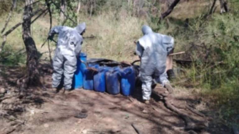 Los más de 2 mil 900 litros de precursores químicos asegurados en Culiacán fueron puestos a disposición de la FGR. Los más de 2 mil 900 litros de precursores químicos asegurados en Culiacán fueron puestos a disposición de la FGR.