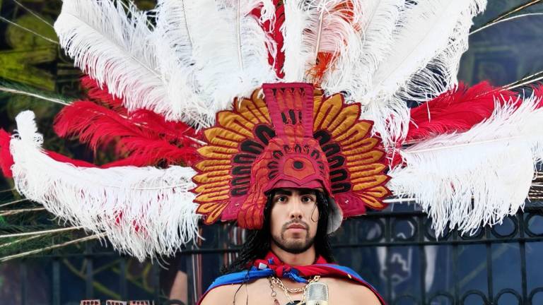 Con una temática prehispánica se presenta el altar de Día de Muertos. Con una temática prehispánica se presenta el altar de Día de Muertos.