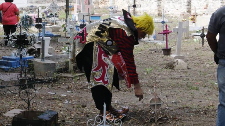 El payaso Cometín tiene 15 años llevando ofrendas a las tumbas de los angelitos, en Culiacán