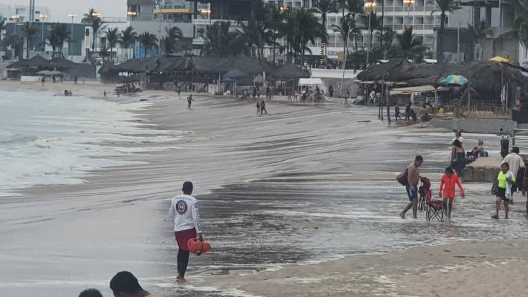 Salvavidas de la Policía Acuática exhortan a bañistas a extremar precauciones al momento de meterse al mar.