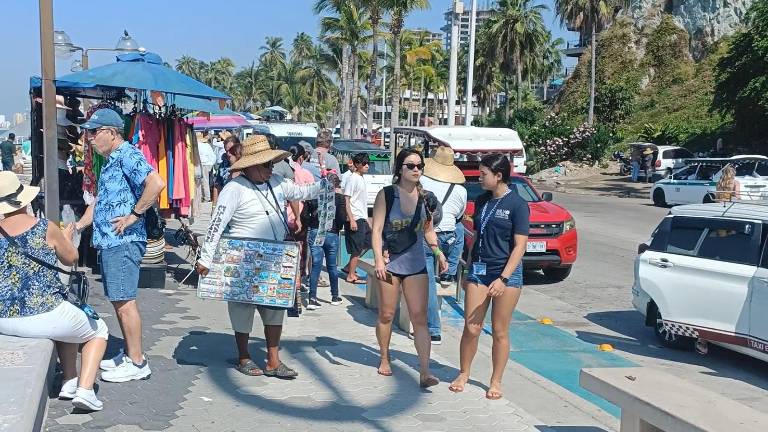 La visita de más de 8 mil cruceristas de este miércoles detonó la demanda de servicios de transportistas, el consumo en restaurantes, la compra en negocios de artesanías. La visita de más de 8 mil cruceristas de este miércoles detonó la demanda de servicios de transportistas, el consumo en restaurantes, la compra en negocios de artesanías.