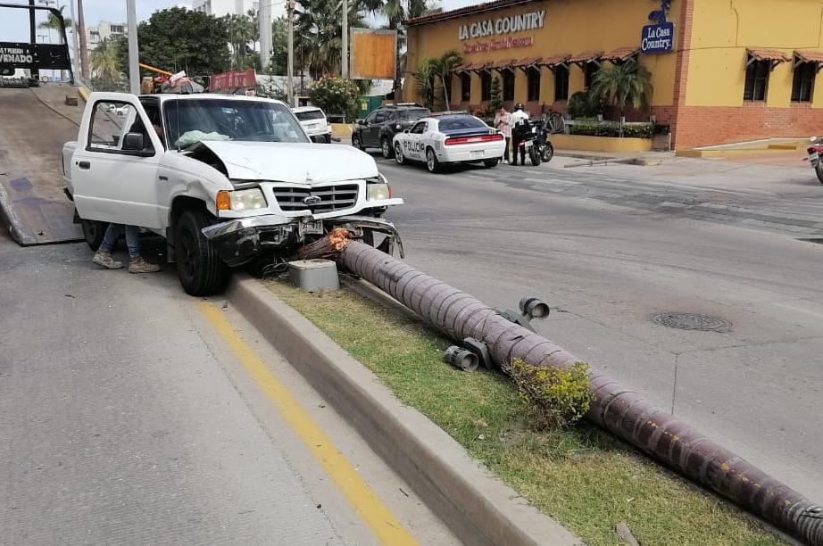 $!Conductora invade camellón y derriba palmera en Zona Dorada de Mazatlán