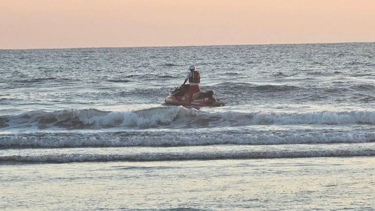 Personal del Escuadrón de Salvamento Acuático coordina la búsqueda de dos personas desaparecidas en la zona conocida como la de la “embarcación hundida”, cerca de Isla de la Piedra. Personal del Escuadrón de Salvamento Acuático coordina la búsqueda de dos personas desaparecidas en la zona conocida como la de la “embarcación hundida”, cerca de Isla de la Piedra.