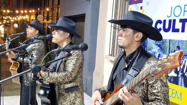 Grupo campirano Código 27 ofrece su espectáculo en el corredor gastronómico Paseo del Ángel. Grupo campirano Código 27 ofrece su espectáculo en el corredor gastronómico Paseo del Ángel.