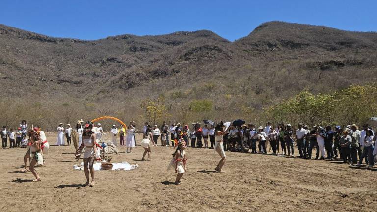 Arriban navolatenses al cerro de El Tecomate para recargar de energías en el equinoccio de primavera