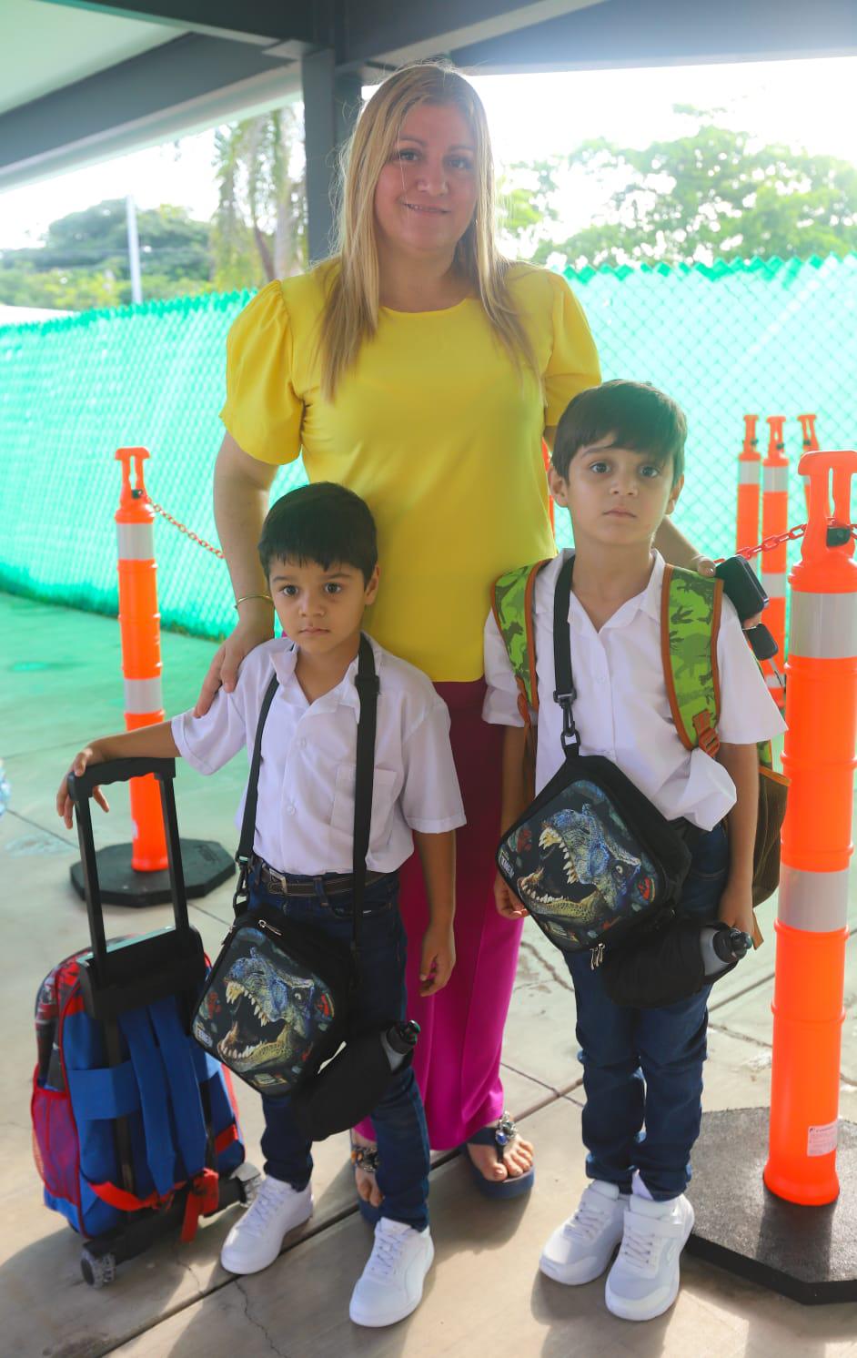 $!Soraya Zamudio junto a sus hijos Virat y Vihaan Kattel.