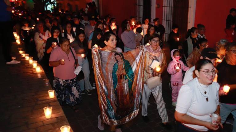 Familias enteras se reunieron en la Capilla de Guadalupe en Cosalá para cantar Las Mañanitas a la Virgen de Guadalupe .