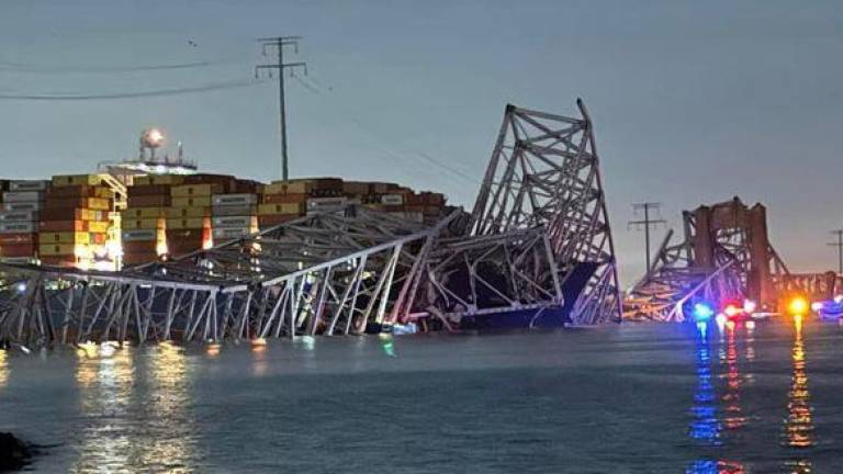 Alrededor de la 1:30 horas comenzaron a llegar llamadas al 911 informando que un barco chocó contra una columna del puente.