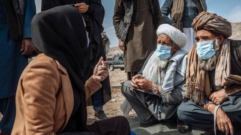 La ONU apoya a las familias desplazadas en Afganistán a las que suministra refugio y protección.