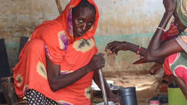 Una mujer prepara la comida para su familia en El Fasher, Darfur del Norte, donde la gente está atrapada debido a los combates. Una mujer prepara la comida para su familia en El Fasher, Darfur del Norte, donde la gente está atrapada debido a los combates.