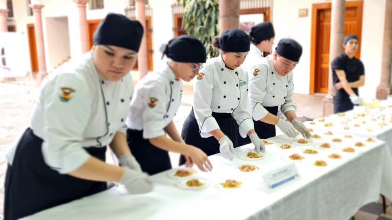 Alumnos de Ciencias de la Nutrición y Gastronomía participan en el Festival Universitario de la Cultura.