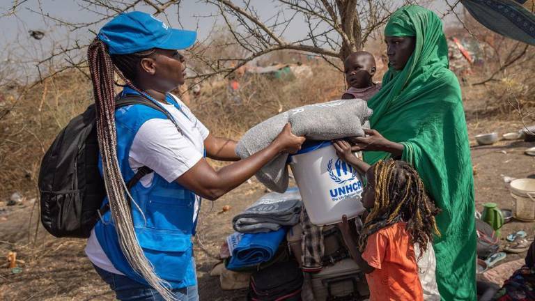 ACNUR distribuye artículos de socorro a los retornados en un centro de tránsito en Renk, Sudán del Sur.