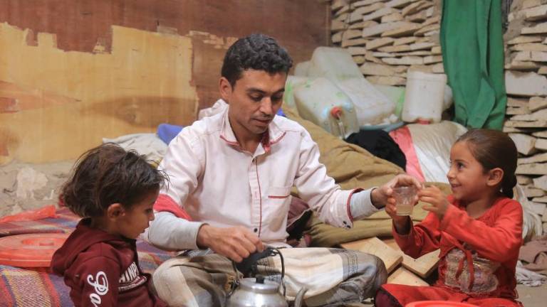 Waleed al-Ahdal prepara el Iftar para él y sus hijas para romper el ayuno del Ramadán en Yemen.
