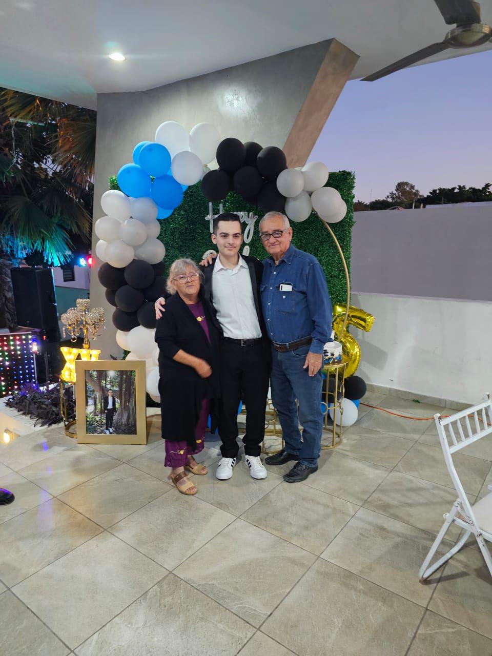 $!Sus abuelos paternos, Fidelia Rodríguez y Virgilio Sánchez acudieron a felicitarlo.