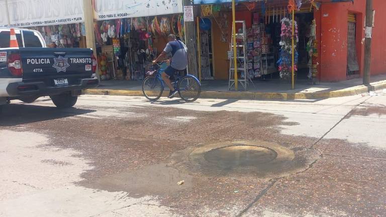Urgen comerciantes a resolver fuga de aguas negras en zona de restaurantes en Escuinapa