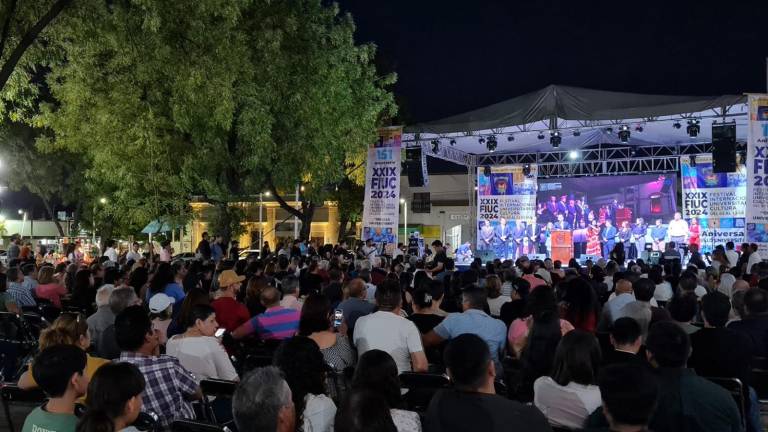Cientos de personas acudieron a la inauguración del Festival Universitario de la Cultura.