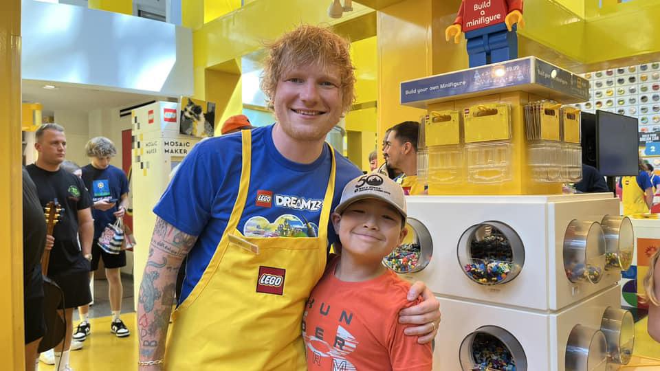 $!Sorprende Ed Sheeran a sus fans en una tienda de Lego