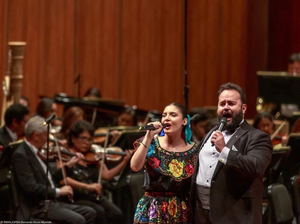 $!El tenor mazatleco Jorge Echeagaray y la soprano escuinapense Hildelisa Hangis, canta el Corrido de Mazatlán en la velada.