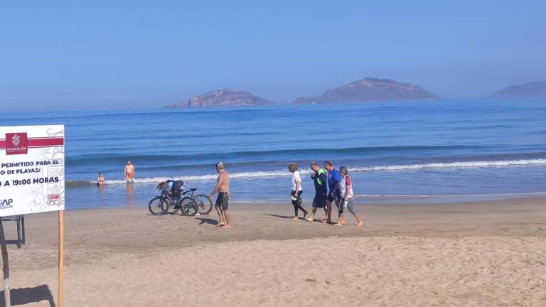 Las playas de Mazatlán registran relativa calma.