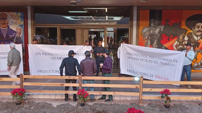 Acuacultores del noroeste del País toman el Palacio de Gobierno de Sinaloa