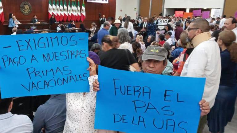 Jubilados de la UAS se manifiestan en el Congreso del Estado. Jubilados de la UAS se manifiestan en el Congreso del Estado.