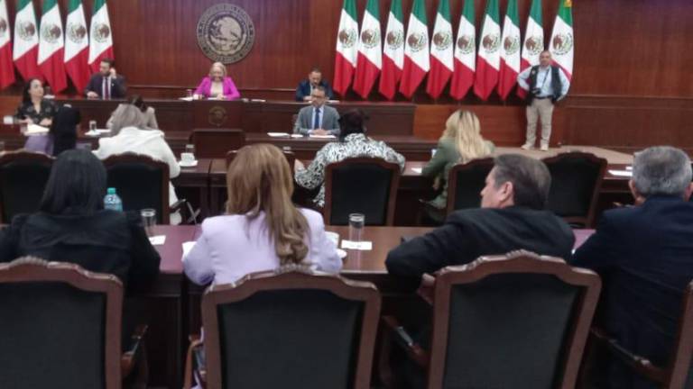 El Congreso de Sinaloa elige al Diputado del PVEM, Rodolfo Valenzuela, como presidente de la Mesa Directiva. El Congreso de Sinaloa elige al Diputado del PVEM, Rodolfo Valenzuela, como presidente de la Mesa Directiva.