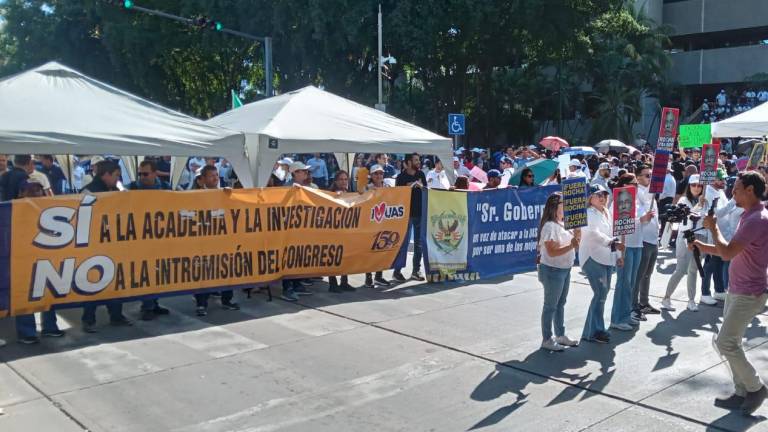 Personal de la UAS bloquea avenida Insurgentes en Culiacán, frente a Palacio de Gobierno