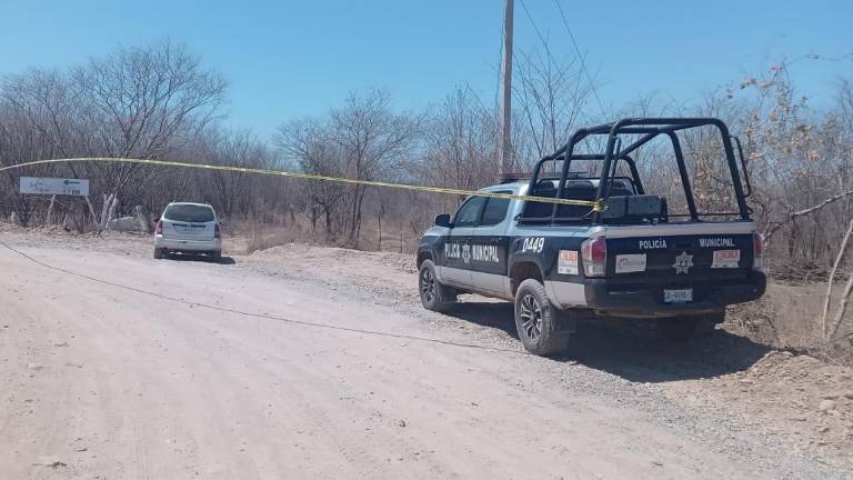 Un hombre fue encontrado sin vida, junto a un automóvil, por un camino de terracería, en Culiacán.
