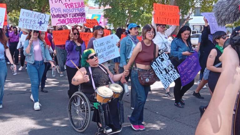 Diferentes colectivos marchan en Culiacán para condenar abusos e injusticias contra la mujer.