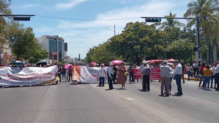 Protesta en Culiacán de personas que demandan apoyos para vivienda.