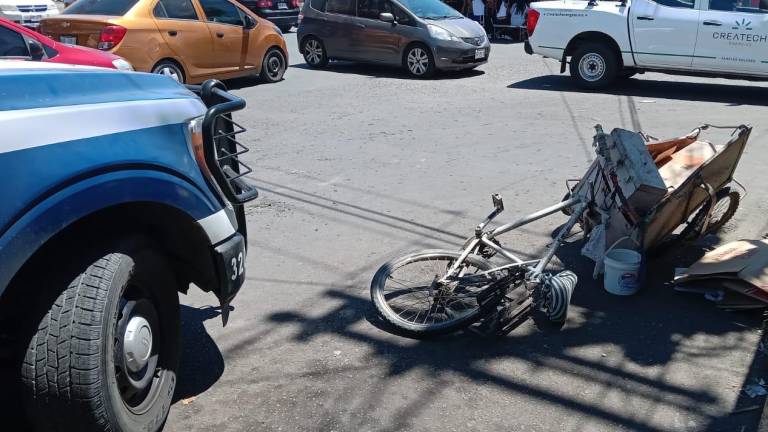 Un camión del transporte urbano de Mazatlán pasó por encima de un triciclo que era empujado por un adulto mayor.